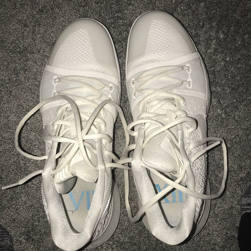 Kyrie 3 basketball shoes